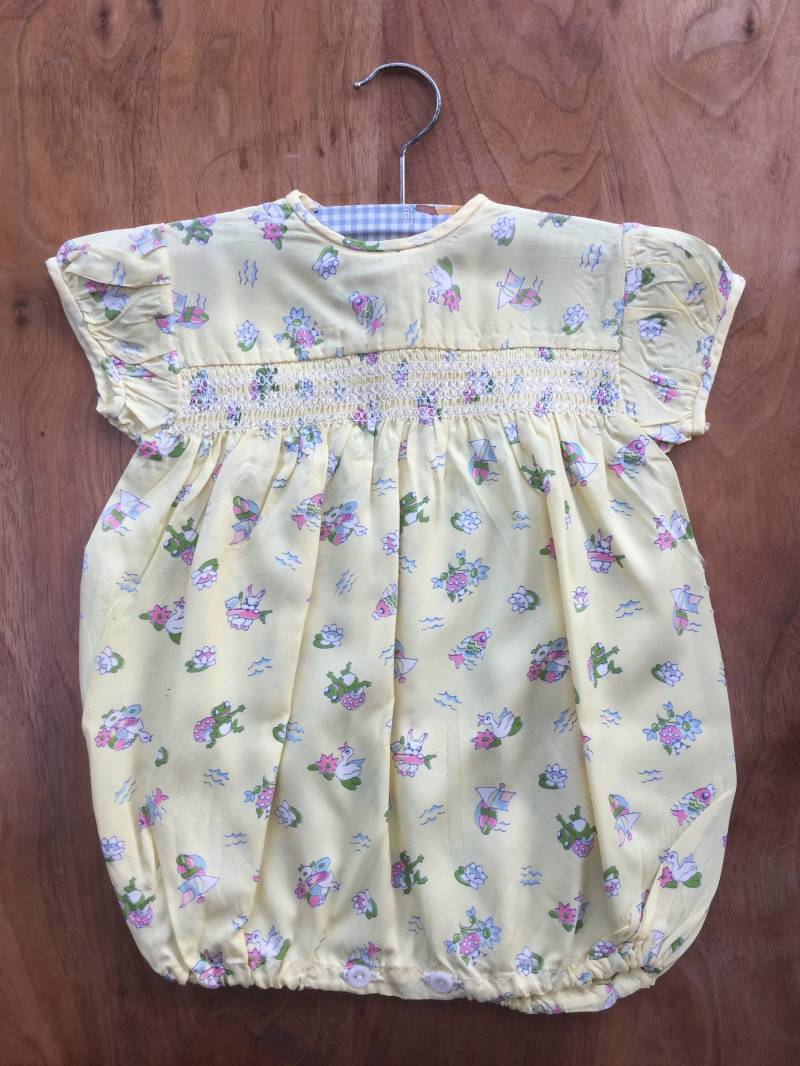 Einmalige 1950Er Jahre Smok Gelb Babygrow Strampler, 9-12 Monate, Sehr Niedlich Ente Fisch Frosch-Print von LovelyTingsVintage