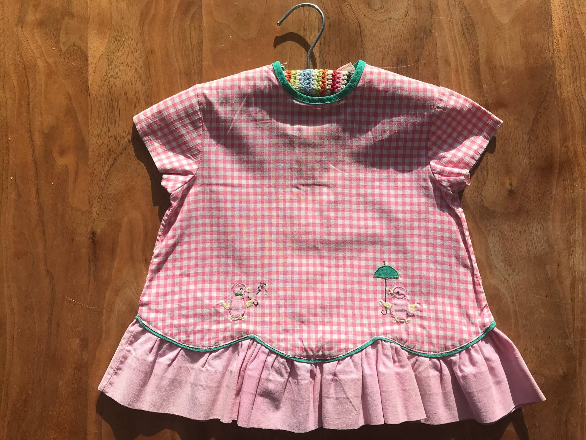 Entzückende Rosa Vichykaro Entlein Kleid, Baby Jahrgang 6-9 Monate, Bestickt, Details Und Rüschen Am Saum von LovelyTingsVintage