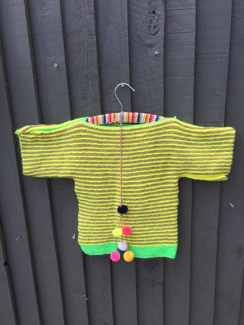Gestreifte Handgestrickt Fluro Pullover Kinder 2-3 Jahre Alt Gelb & Grün Vintage Ungetragen von LovelyTingsVintage