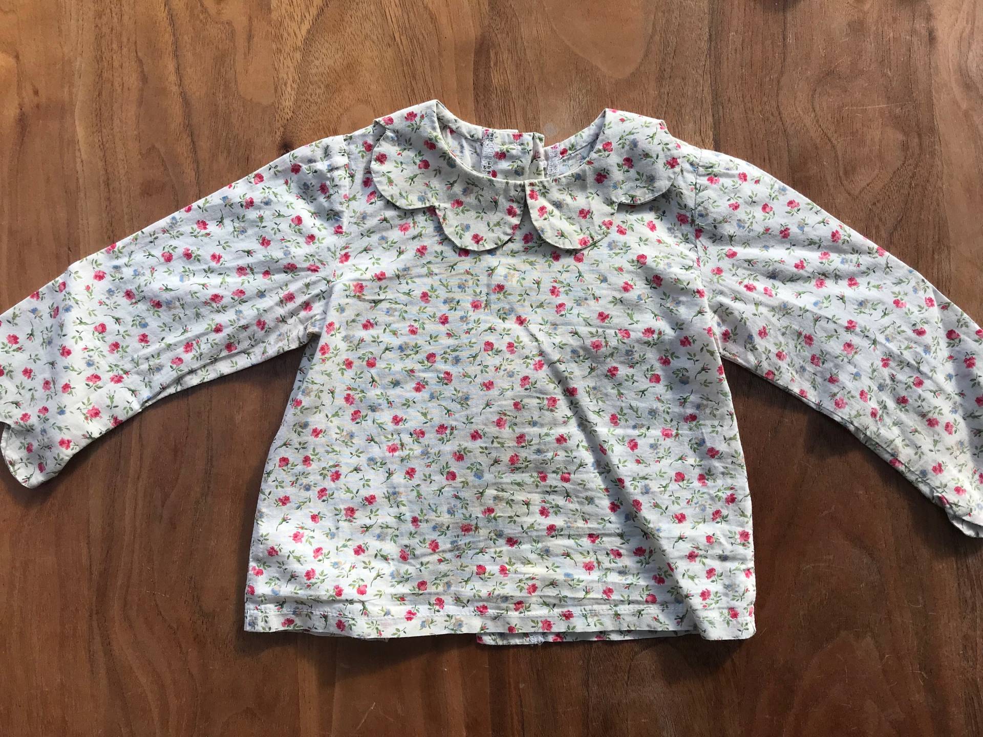 Göttliche Floral Zweig-Druck Baby Jahrgang Kittel Hemd/Bluse, 6-9 Monate von LovelyTingsVintage