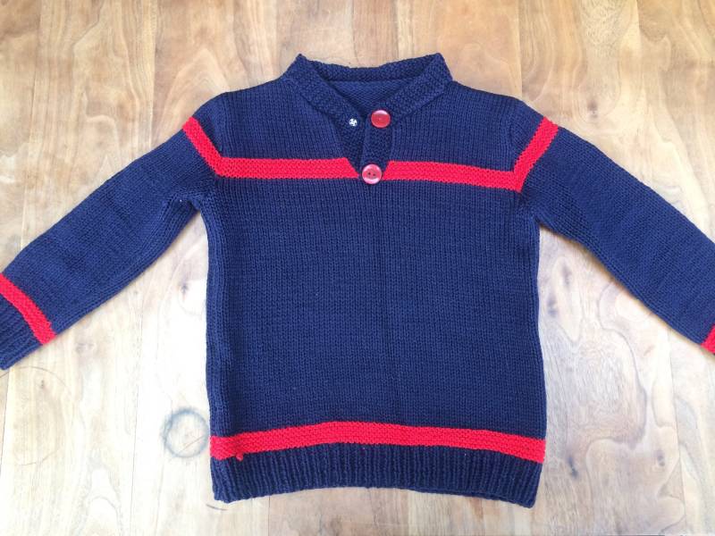 Hand Stricken Kinder Pullover Dunkelblau Mit Rotem Rand Und Knöpfe Vintage 2-3 Jahre von LovelyTingsVintage