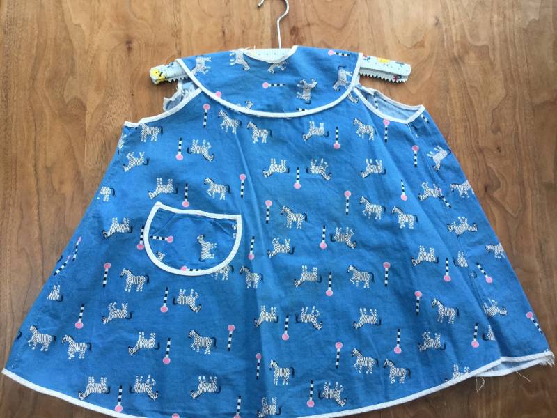 Jahrgang Zebra Schürze in Himmelblau, Mädchen Von 3-4 Jahren, Sehr Gutem Zustand Jahrgang Zebra Schürze in Himmelblau, Mädchen Von 3-4 Jahren, Sehr Gutem Zustand von LovelyTingsVintage