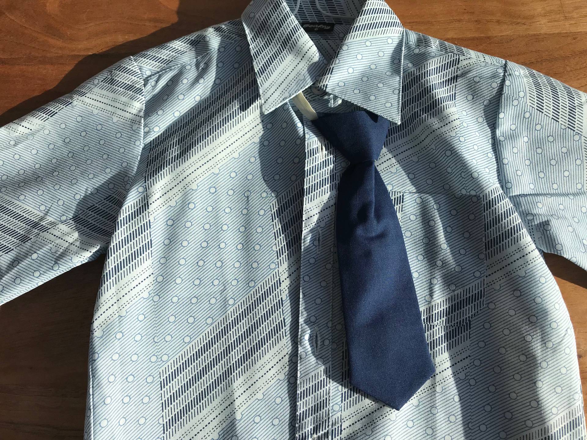 Jungen "Büro Tragen' Hemd Und Krawatte Set, Vintage Kitsch Modeschmuck, Weiß, Blau, 4-5 Jahre von LovelyTingsVintage