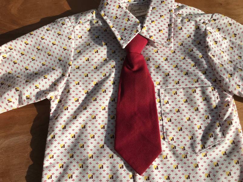 Jungen "Büro Tragen' Hemd Und Krawatte Set, Vintage Kitsch Modeschmuck, Weiß Braun Gelb, 4-5 Jahre Jungen "Büro Tragen' Hemd Und Krawatte Set, Vintage Kitsch Modeschmuck, Weiß Braun Gelb, 4-5 Jahre von LovelyTingsVintage