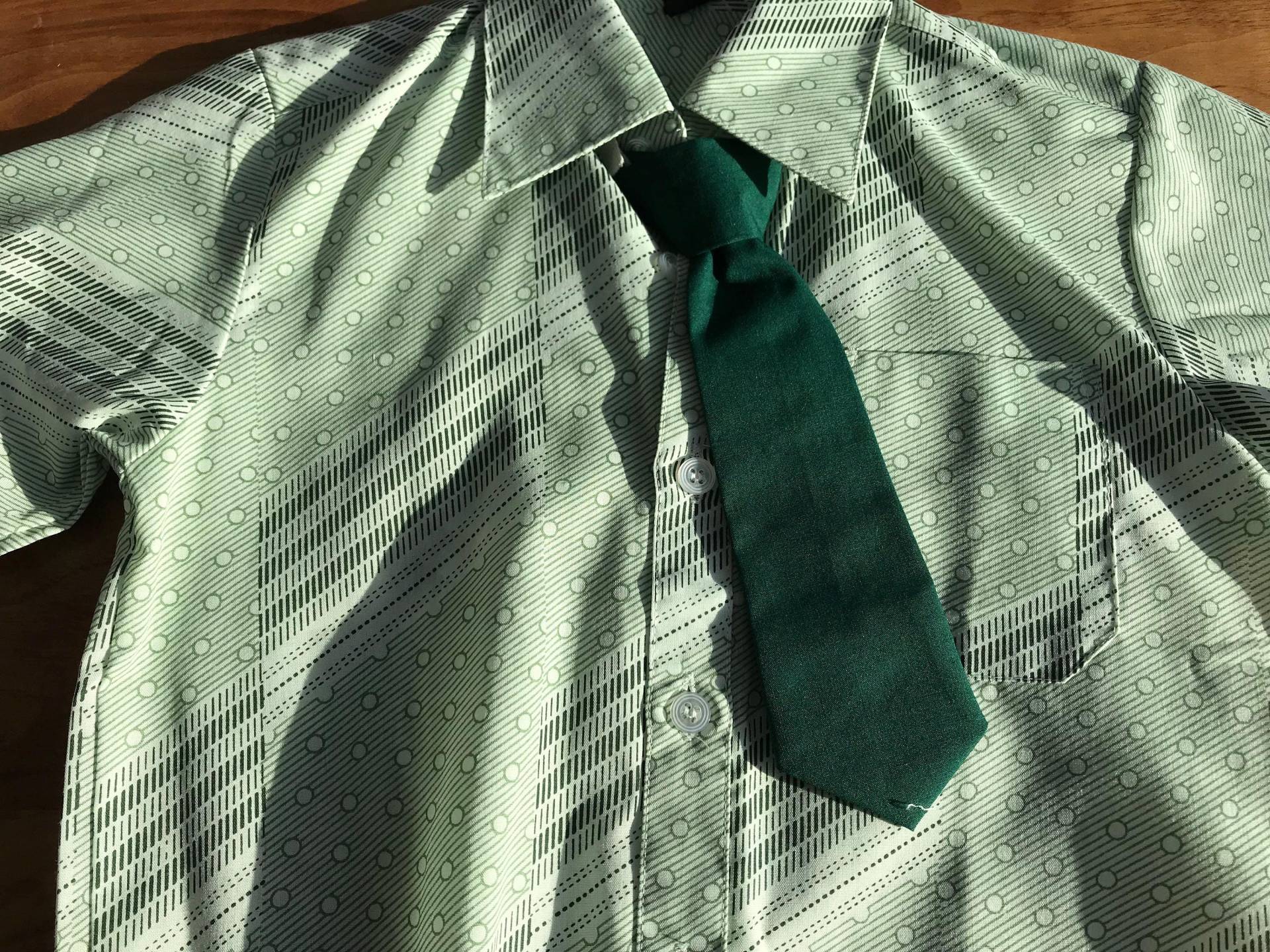 Jungen "Büro Tragen' Hemd Und Krawatte Set, Vintage Kitsch Modeschmuck, Weiß Grün, 4-5 Jahre von LovelyTingsVintage