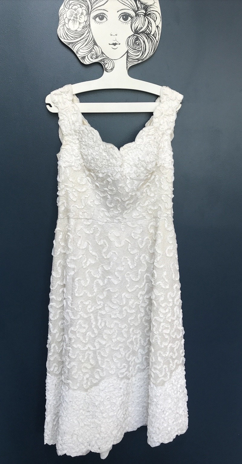 Original 1950S Weißes Spitzenkleid "London Town' Mit Rüscheneffekt, Made in Mayfair, Uk 10 von LovelyTingsVintage