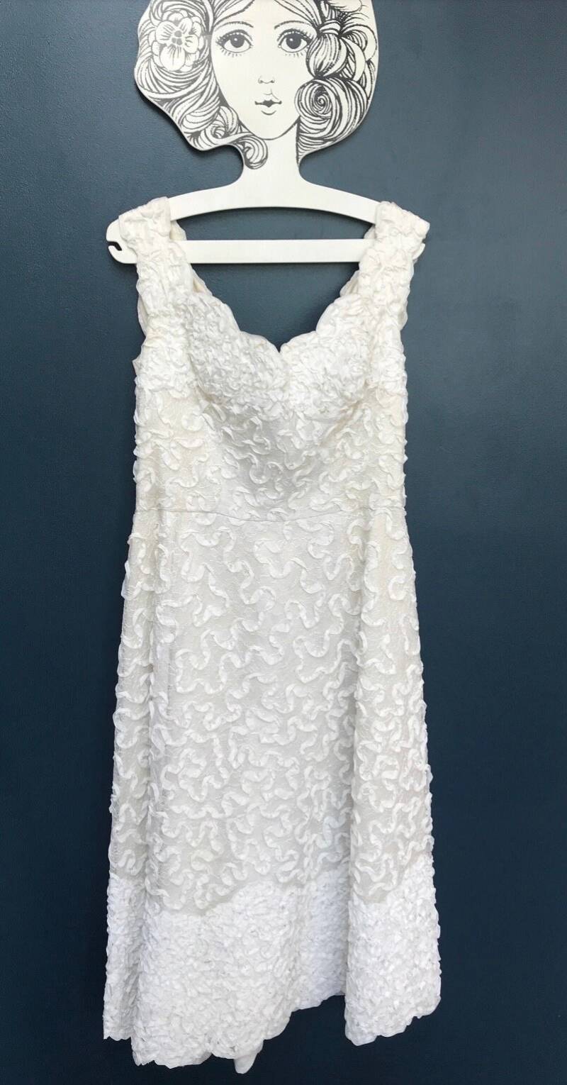 Original 1950S Weißes Spitzenkleid "London Town' Mit Rüscheneffekt, Made in Mayfair, Uk 10 von LovelyTingsVintage