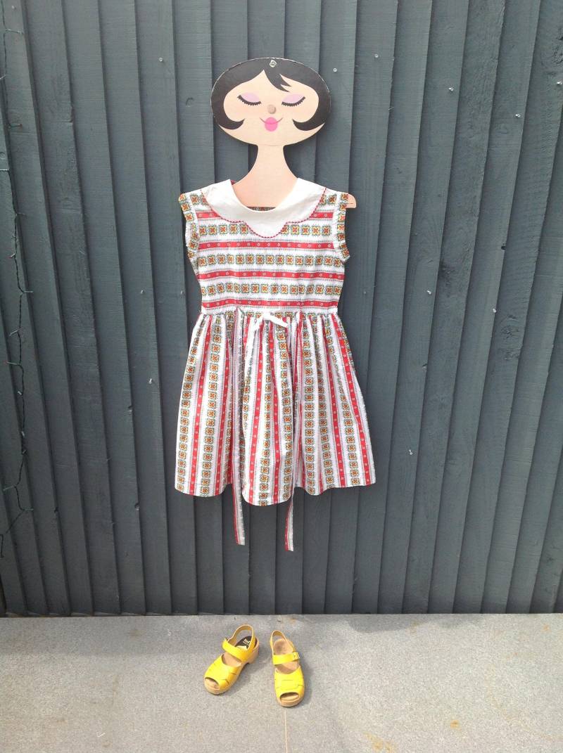 Original 50Er Florales Sommerkleid Mit Schärpe, Mädchen Vintage 8 - 10 Jahre, Streifenrot Weiße Gänseblümchen von LovelyTingsVintage