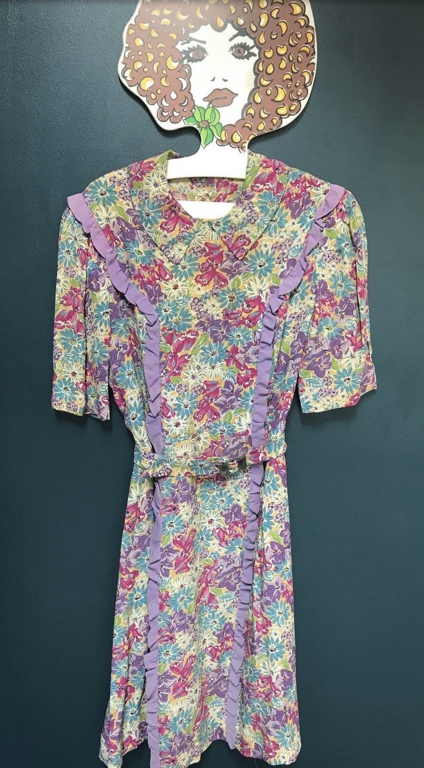 Original Handgemachtes 1930Er/40Er Jahre Süßes Violettes Rüschen-Blumen-Kleid, Uk 8 von LovelyTingsVintage