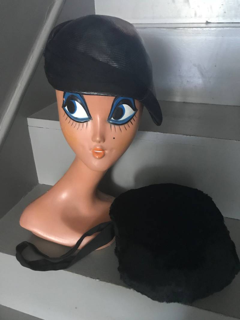 Vintage Schwarzer Samtmuff Mit Reißverschluss in Schönem Zustand von LovelyTingsVintage