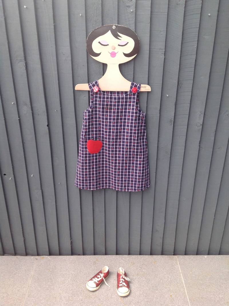 Wunderschöne Apfel Druck Etuikleid Mit Detail Genäht & Übergroße Knöpfe, Mädchen Jahrgang 5-7 Jahre, Marine-Rot Wunderschöne Apfel Druck Etuikleid Mit Detail Genäht & Übergroße Knöpfe, Mädchen Jahrgang 5-7 Jahre, Marine-Rot von LovelyTingsVintage