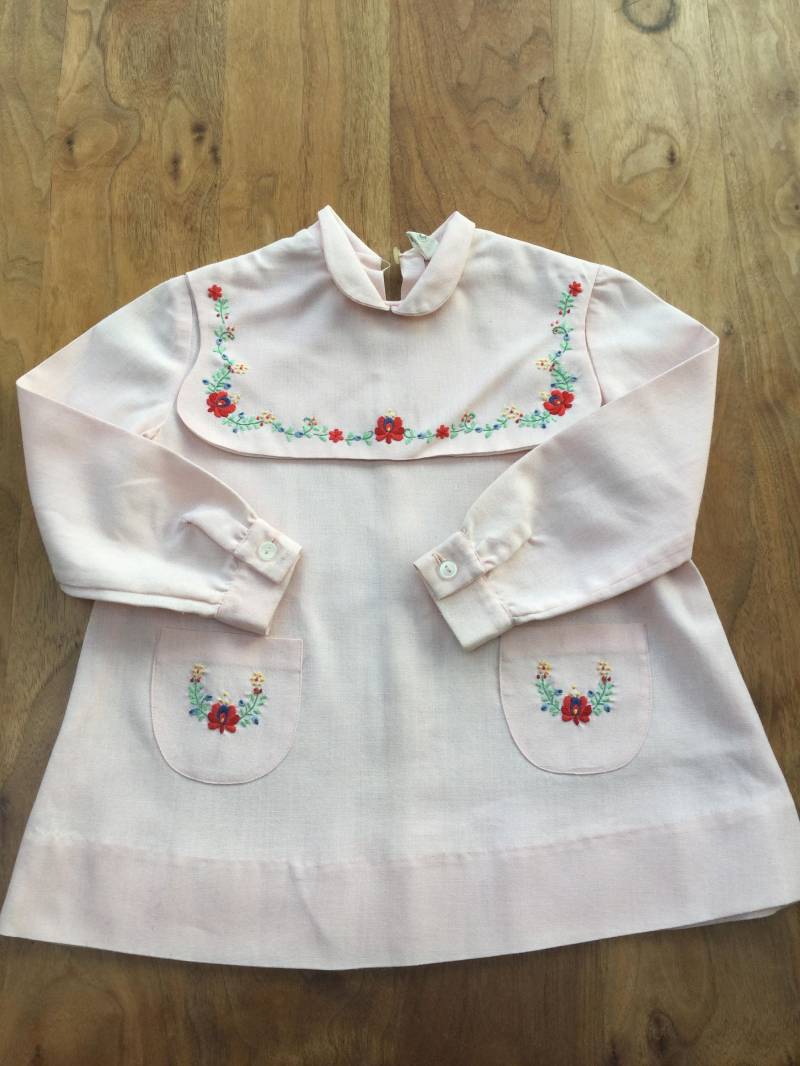 Wunderschöne Dicke Leinen Baby Rosa Vintage Kleid Mädchen 18M - 2 Jahre B Rote Blumen Bestickten Kragen & Taschen von LovelyTingsVintage