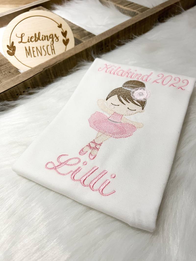 Kindershirt Mit Ballerina Und Personalisierung von LovelyUnikat