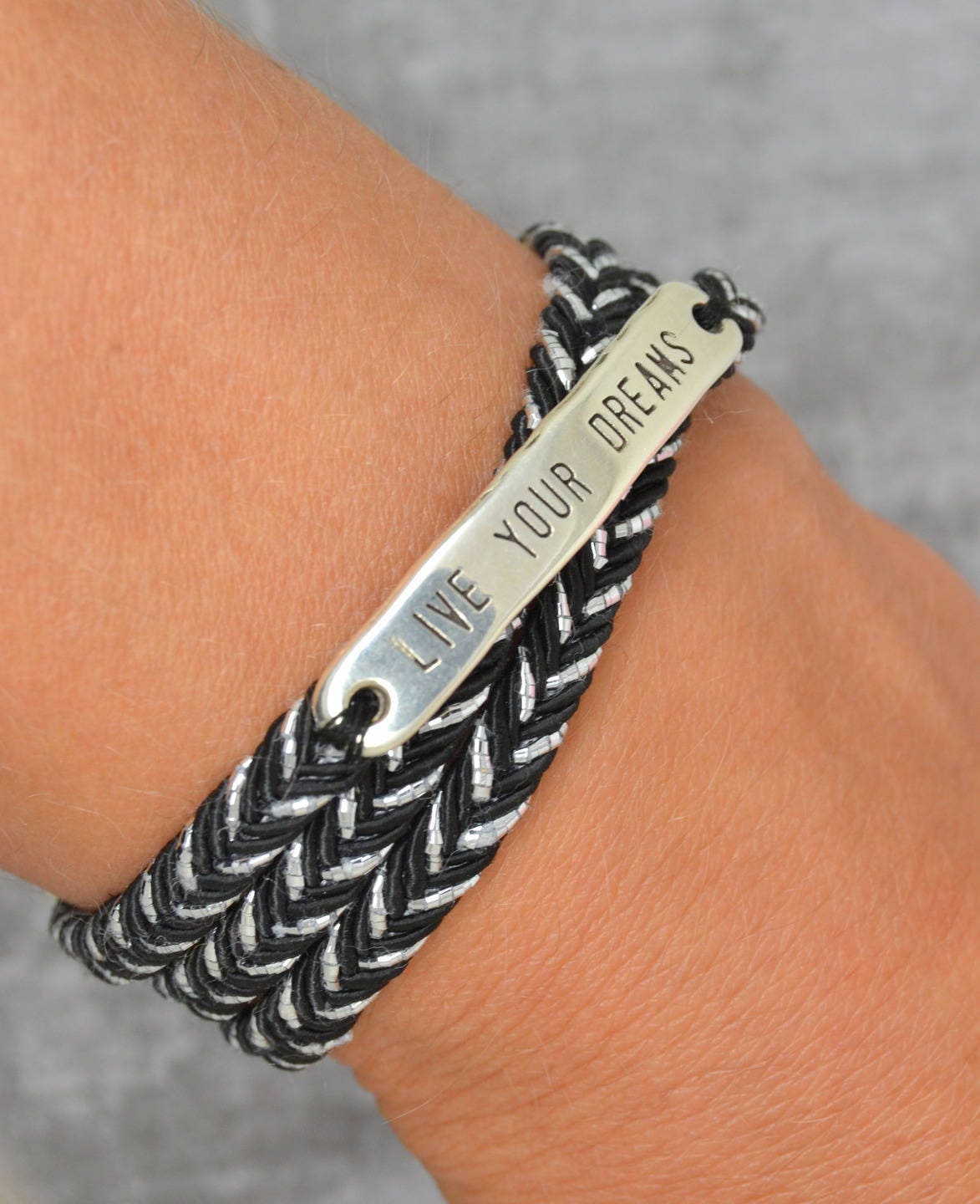 Armband-Weiblich Geflecht Draht Schwarz Und Silber, Mit Meldung Live Your Dream, Magnetverschluss, Silber Metall Armband-Weiblich Geflecht Draht Schwarz Und Silber, Mit Meldung Live Your Dream, Magnetverschluss, Silber Metall von LovelyWordsBoutique