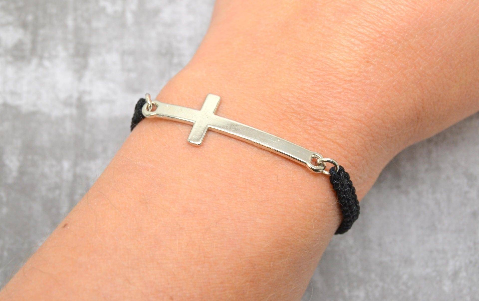 Armband Weibliche Draht Geflecht, Schwarzes Nylon, Kreuz, Bestätigung, Kommunion, Silber Metall Armband Weibliche Draht Geflecht, Schwarzes Nylon, Kreuz, Bestätigung, Kommunion, Silber Metall von LovelyWordsBoutique