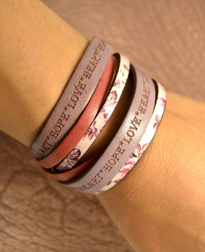 Armband Weibliche Lila Leder, Blume, Magnetverschluss, Silber Metall Muster Armband Weibliche Lila Leder, Blume, Magnetverschluss, Silber Metall Muster von LovelyWordsBoutique