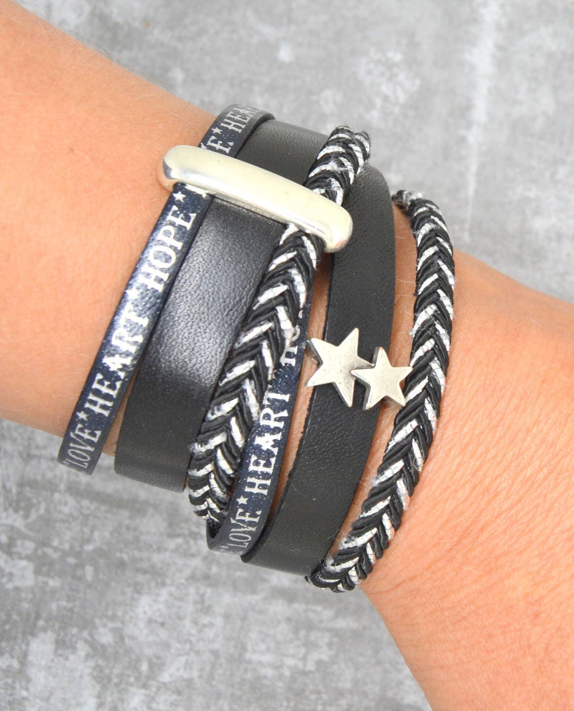 Damenarmband, Dunkler Faden, Schwarzes Leder, Liebesherzhoffnung, Sternperle, Magnetschließe, Silbernes Metall Damenarmband, Dunkler Faden, Schwarzes Leder, Liebesherzhoffnung, Sternperle, Magnetschließe, Silbernes Metall von LovelyWordsBoutique