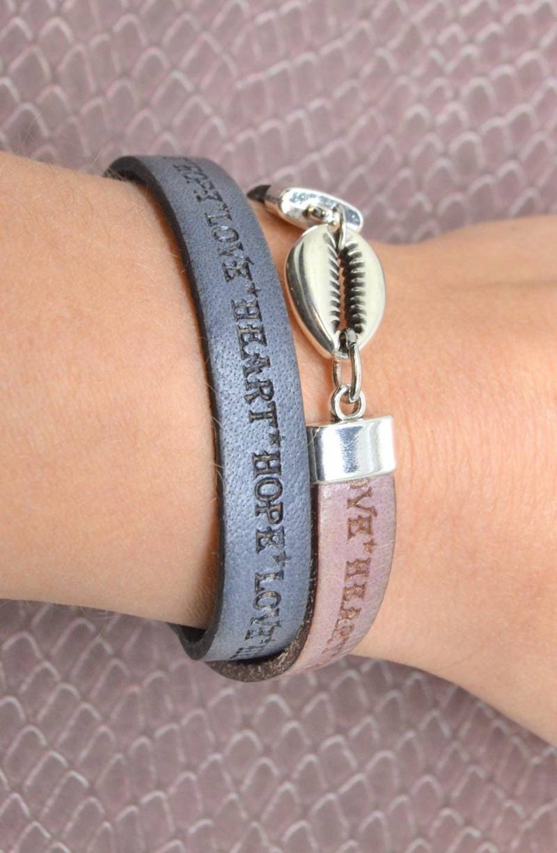 Damenarmband, Lila Leder, Love Heart Hope Botschaft, Lockige Schale, Silbernes Metall, Magnetverschluss von LovelyWordsBoutique