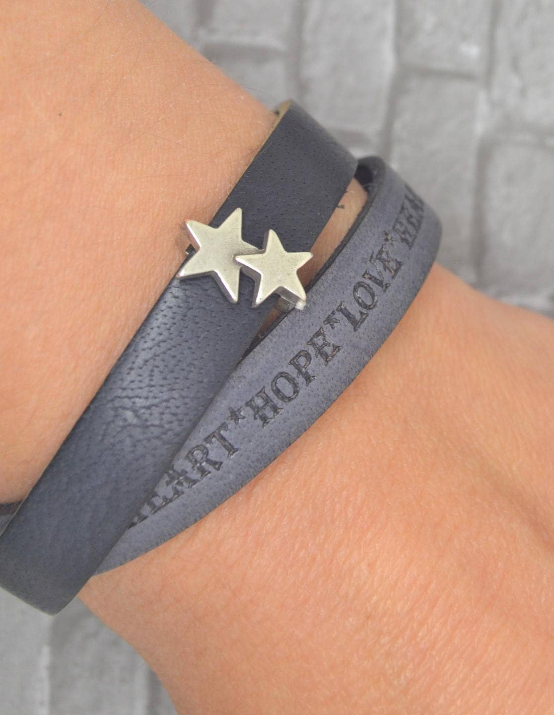 Damenarmband, Schwarz-Lila Leder, Love Heart Hope, Magnetverschluss, Silbernes Metall Damenarmband, Schwarz-Lila Leder, Love Heart Hope, Magnetverschluss, Silbernes Metall von LovelyWordsBoutique