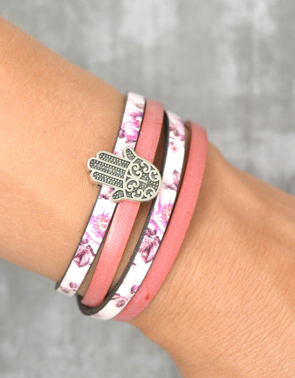 Frau, 2 Leder, Breite 5mm, Blumen-Muster-Armband, Perlmutt Hand Der Fatma, Magnetverschluss, Silber Metall Frau, 2 Leder, Breite 5mm, Blumen-Muster-Armband, Perlmutt Hand Der Fatma, Magnetverschluss, Silber Metall von LovelyWordsBoutique