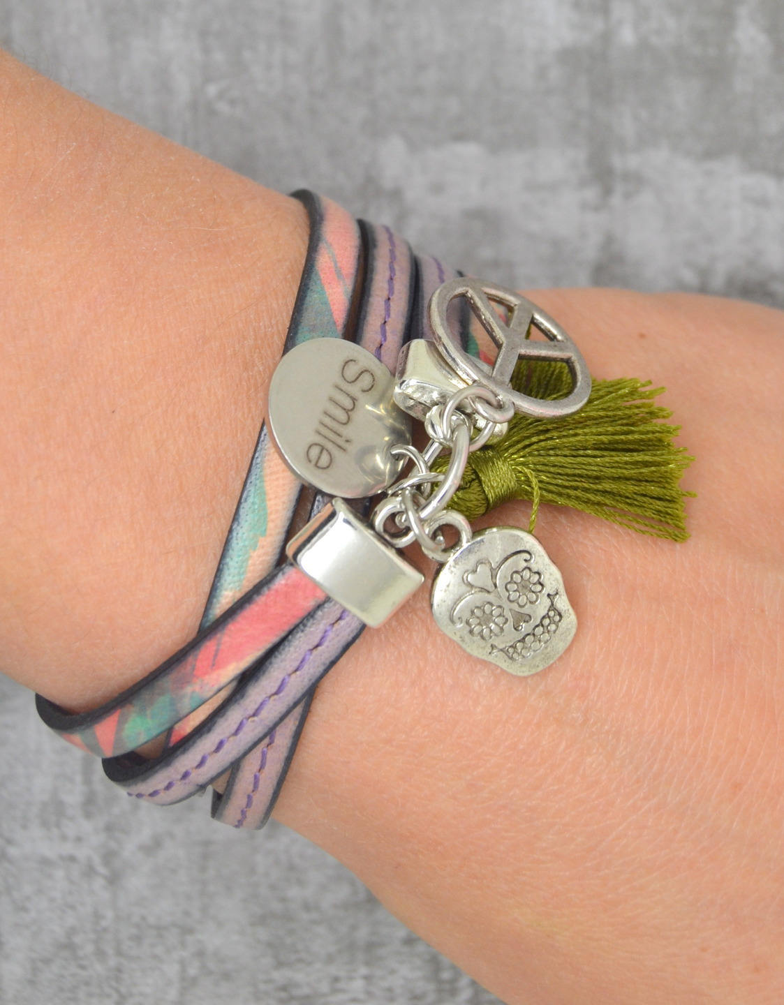 Frau, Lila Rosa Lederarmband, Medaille, Lächeln, Magnetverschluss, Silber Metall Frau, Lila Rosa Lederarmband, Medaille, Lächeln, Magnetverschluss, Silber Metall von LovelyWordsBoutique