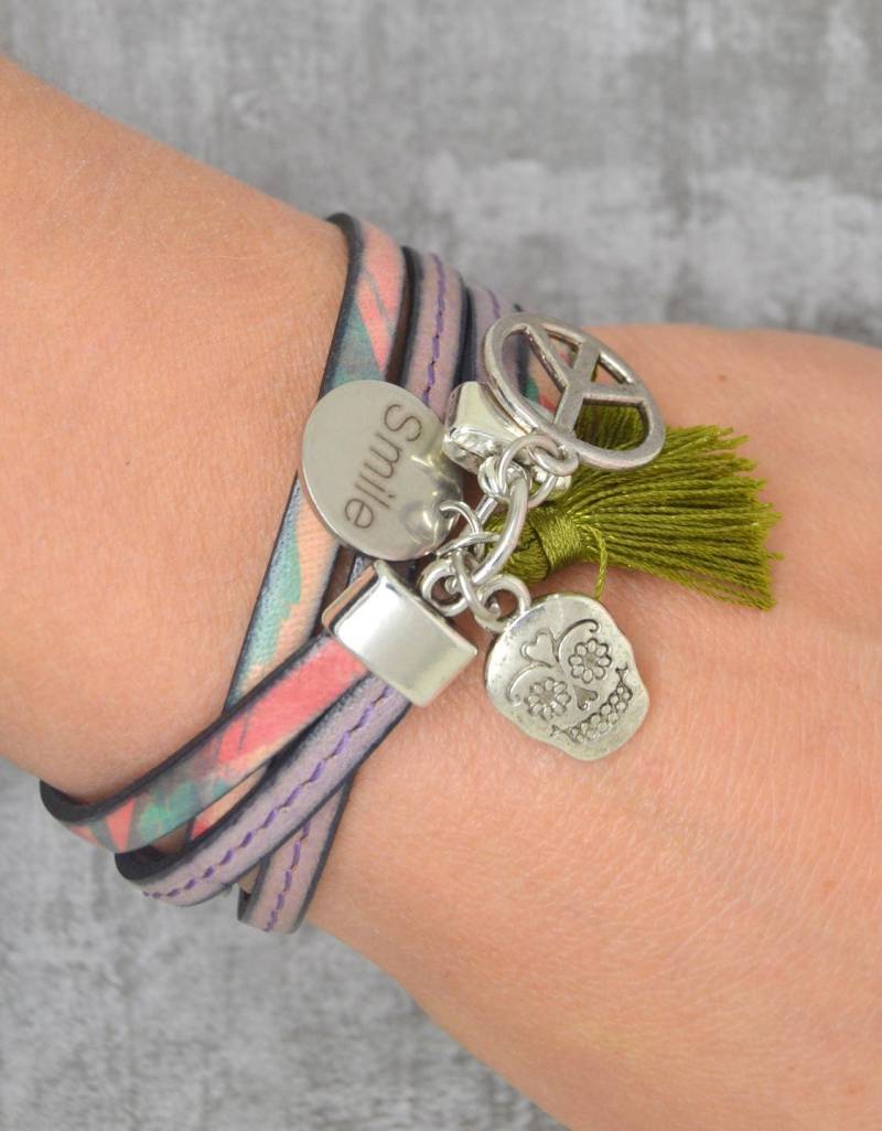 Frau, Lila Rosa Lederarmband, Medaille, Lächeln, Magnetverschluss, Silber Metall von LovelyWordsBoutique