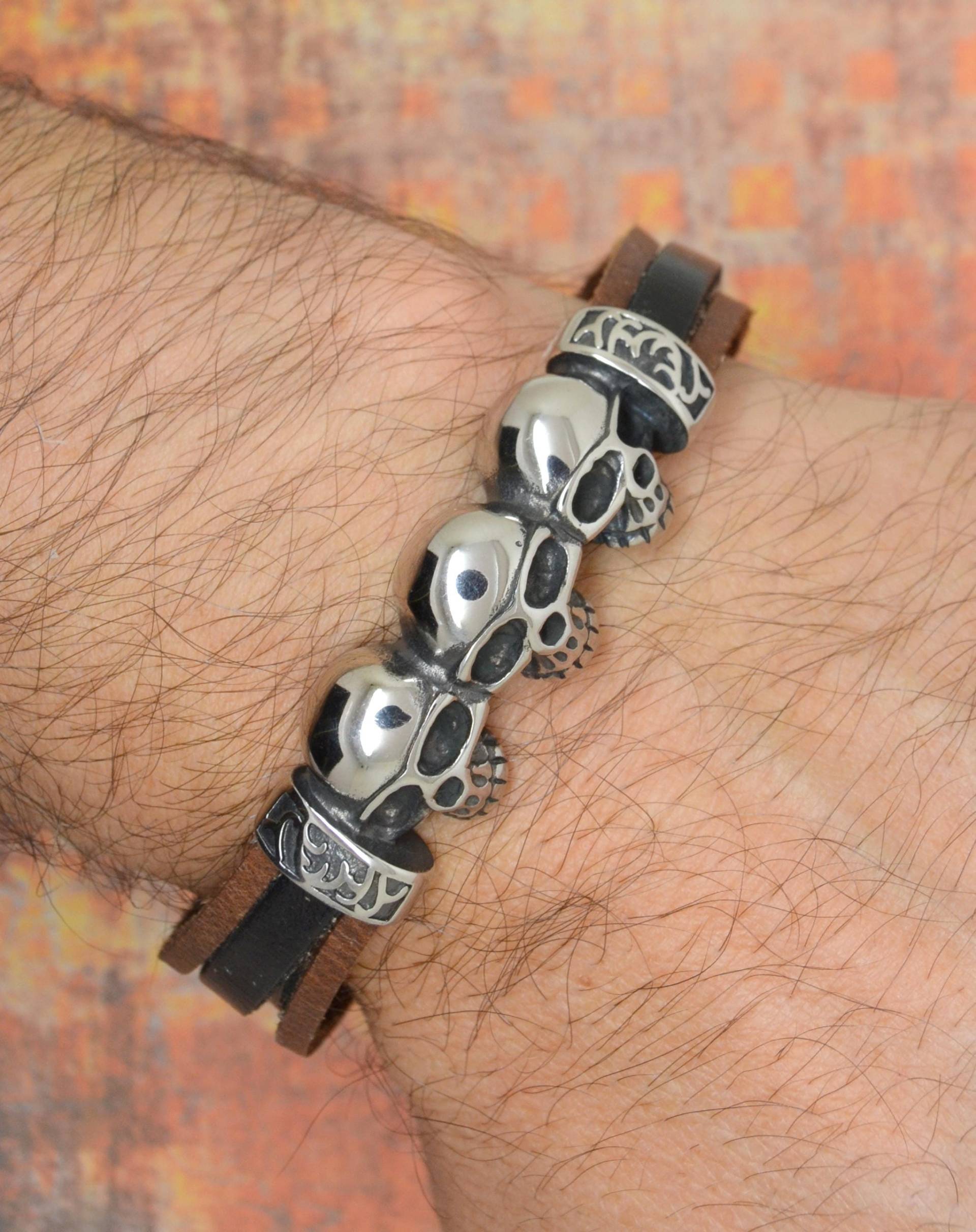 Herrenarmband, Braunes Und Schwarzes Leder, Totenkopf, Motorradfahrer, Magnetverschluss, Silbernes Metall Herrenarmband, Braunes Und Schwarzes Leder, Totenkopf, Motorradfahrer, Magnetverschluss, Silbernes Metall von LovelyWordsBoutique