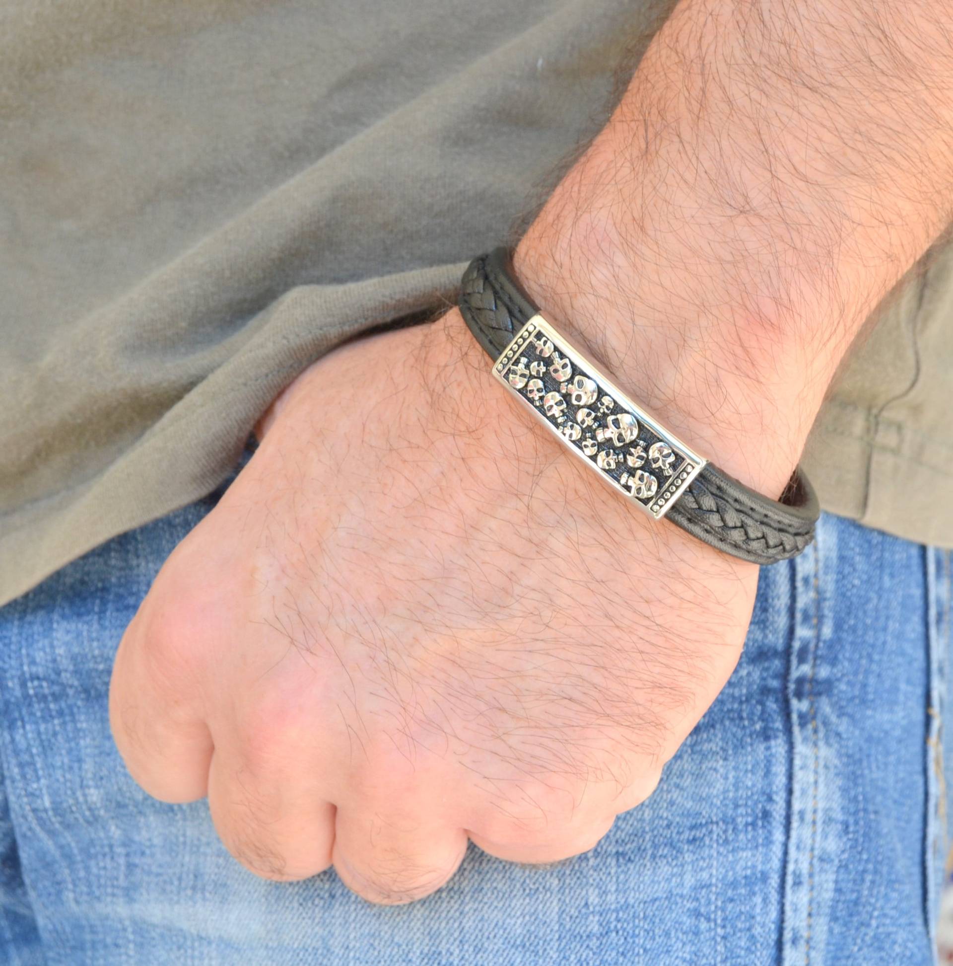 Herrenarmband, Schwarzes Geflochtenes Leder, Totenkopf, Magnetverschluss, Silbernes Metall Herrenarmband, Schwarzes Geflochtenes Leder, Totenkopf, Magnetverschluss, Silbernes Metall von LovelyWordsBoutique