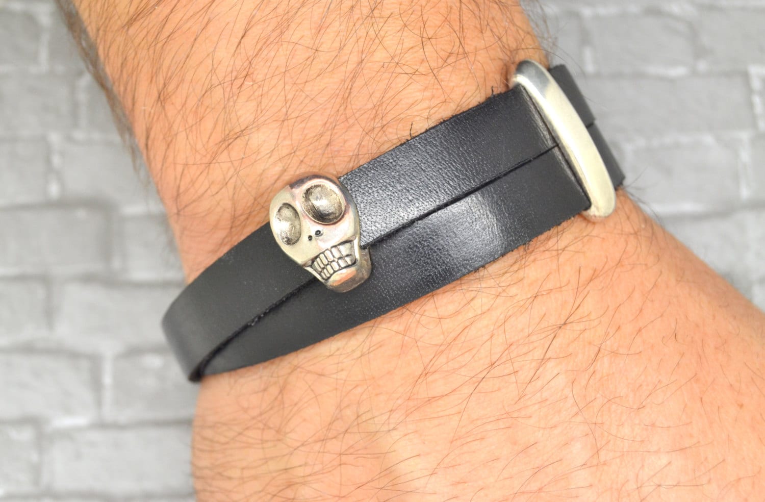 Herrenarmband, Schwarzes Leder, Totenkopf, Bikermotorrad, Magnetverschluss, Silbernes Metall Herrenarmband, Schwarzes Leder, Totenkopf, Bikermotorrad, Magnetverschluss, Silbernes Metall von LovelyWordsBoutique