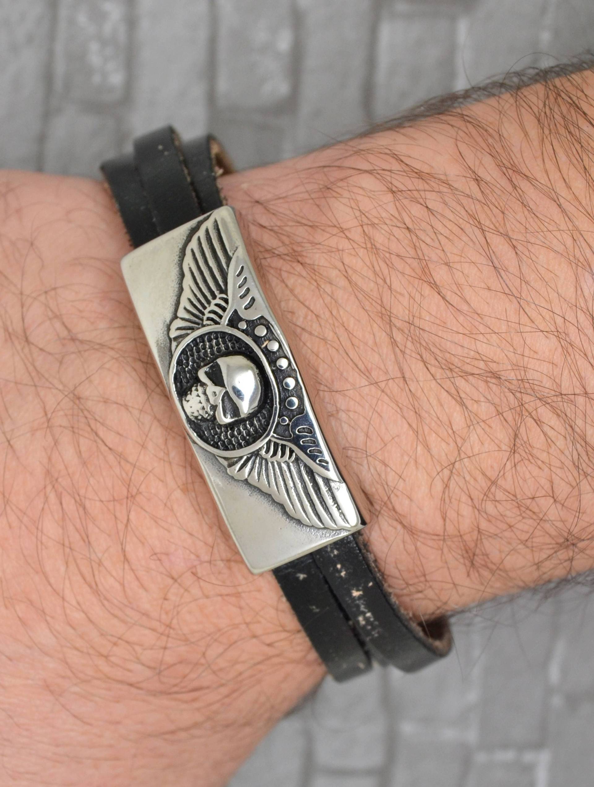 Herrenarmband, Schwarzes Leder, Totenkopf, Motorrad, Magnetverschluss, Silbernes Metall Herrenarmband, Schwarzes Leder, Totenkopf, Motorrad, Magnetverschluss, Silbernes Metall von LovelyWordsBoutique