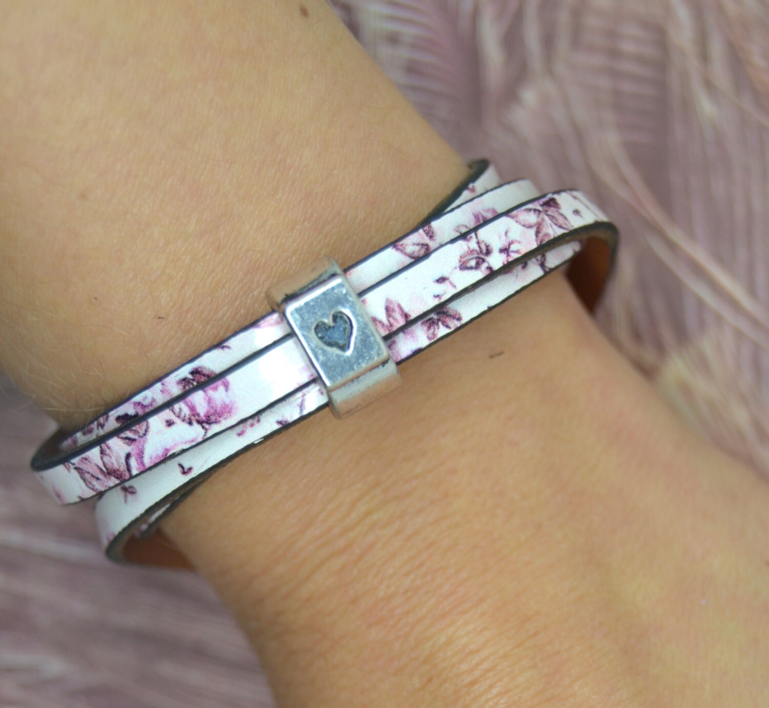 Weibliche Leder 5mm, Blumen-Muster-Armband Perle Herz, Magnetverschluss, Silber Metall Weibliche Leder 5mm, Blumen-Muster-Armband Perle Herz, Magnetverschluss, Silber Metall von LovelyWordsBoutique