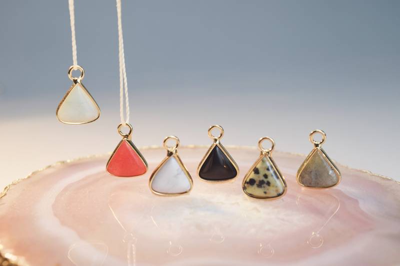 12mm Facettiertes Kristall Dreieck Kunst Opal Gewickelt in Gold Anhänger von Lovelybeadllc