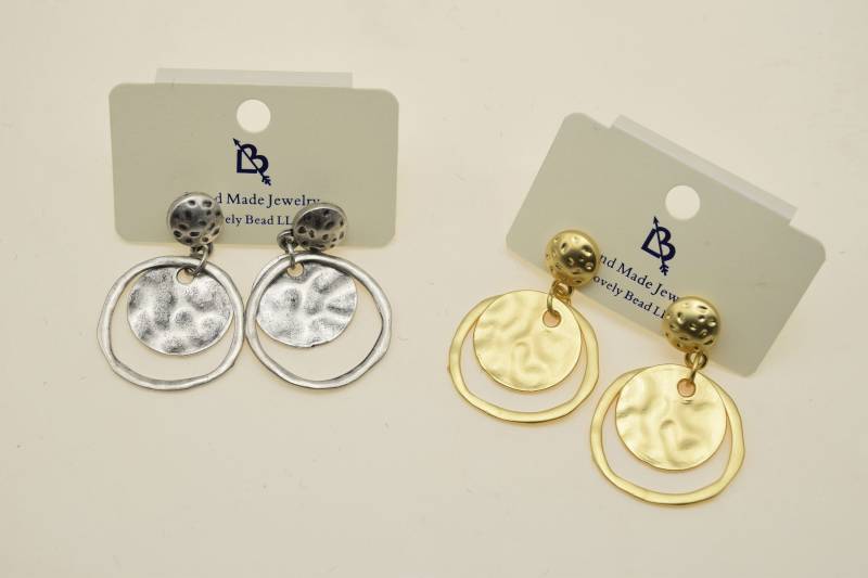 Hochwertige Handarbeit Matt Hohl Reifen Ohrring-Paar von Lovelybeadllc