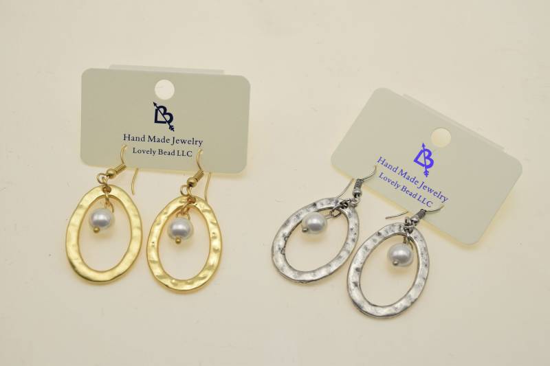 Hochwertige Handarbeit Matt Ovale Creolen Mit Glas Perle Ohrring-Paar von Lovelybeadllc