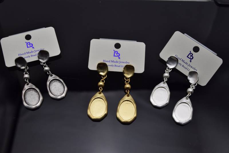 Hochwertige Handarbeit Matt Solide Teardrop-Ohrring-Paar von Lovelybeadllc