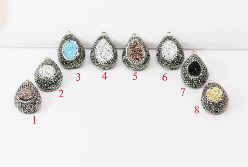 Puffy Pave Teardrop Mit Einem Druzy Center Pendant von Lovelybeadllc