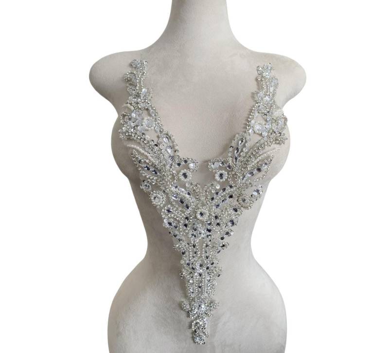 Luxuriöse Strass Perlen Patch, Handgemachte Brautkleid Helle Diamanten Vorne Brust V Kragen Spitze Applikation Abendkleid Zubehör Luxuriöse Strass Perlen Patch, Handgemachte Brautkleid Helle Diamanten Vorne Brust V Kragen Spitze Applikation Abendkleid Zubehör von LovelylaceStore