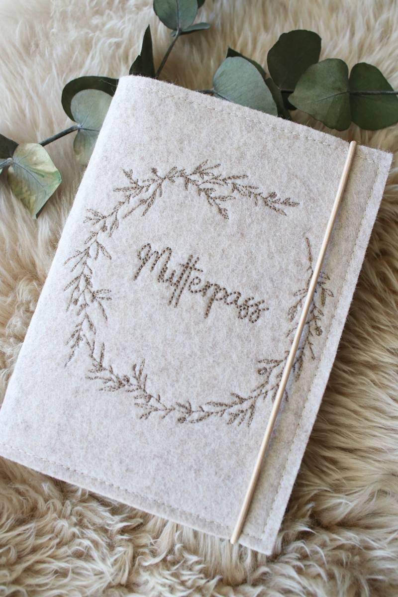 Mutterpasshülle Filz Blätterkranz Blumenkranz von LovelythingsFranziIm