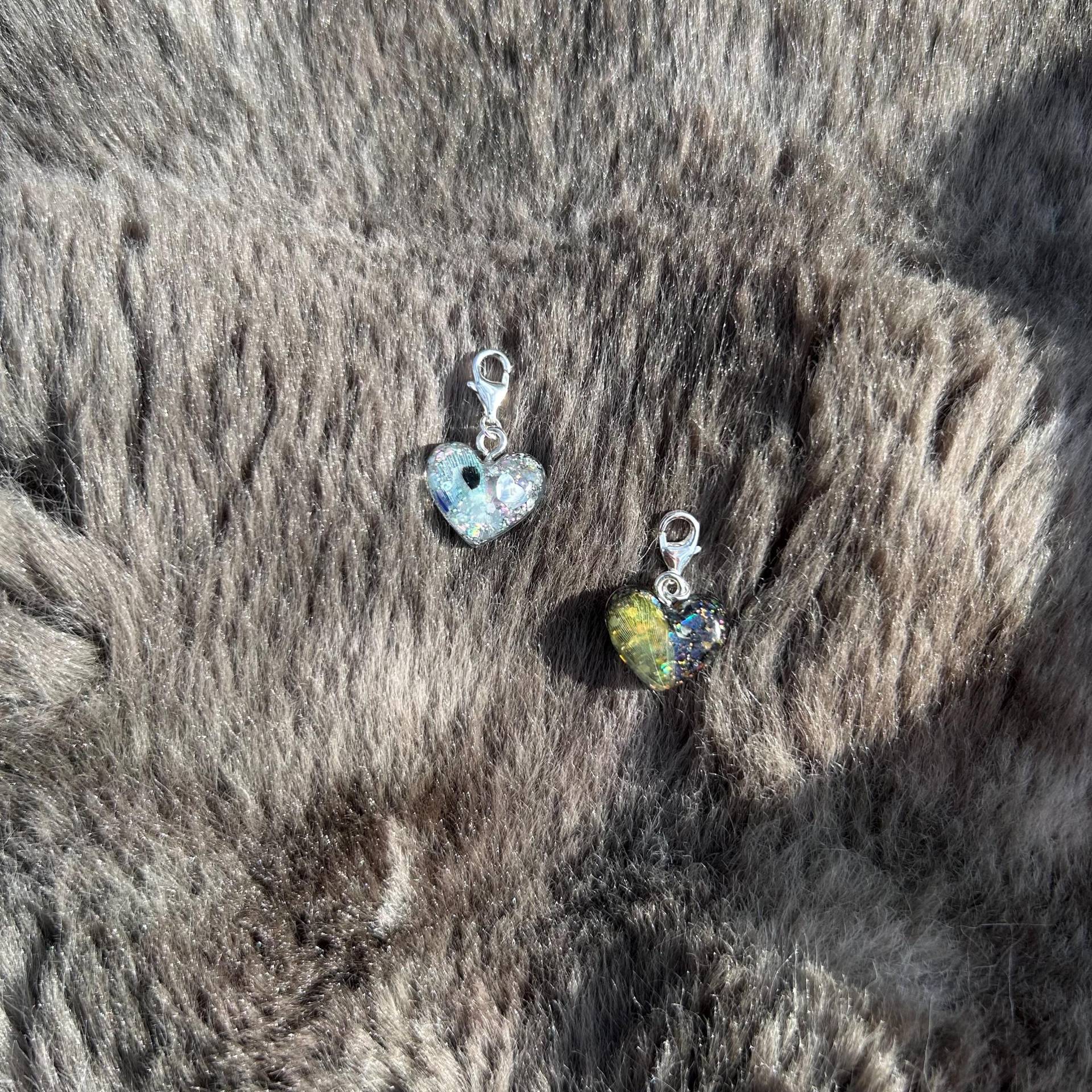Erinnerungs Charm, Anhänger, Karabiner Aus 925 Silber/ Vergoldet Mit Fellanhänger, Andenken, Epoxidharz, Erinnerungsschmuck, Fell, Asche Erinnerungs Charm, Anhänger, Karabiner Aus 925 Silber/ Vergoldet Mit Fellanhänger, Andenken, Epoxidharz, Erinnerungsschmuck, Fell, Asche von LovemorialArts