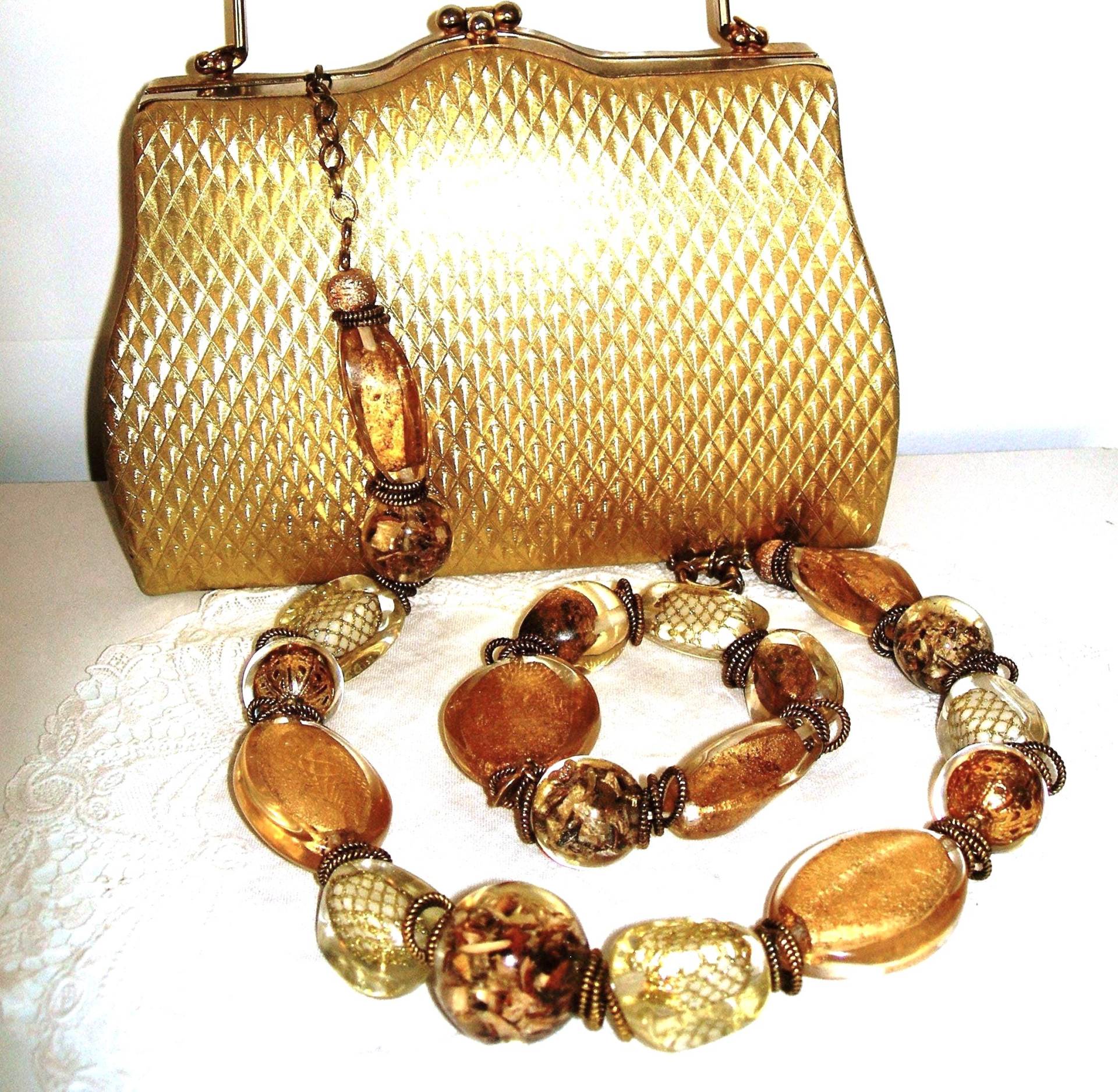 Avantgarde Gold Und Acryl Schmuckset Große Perlen von Lovenna