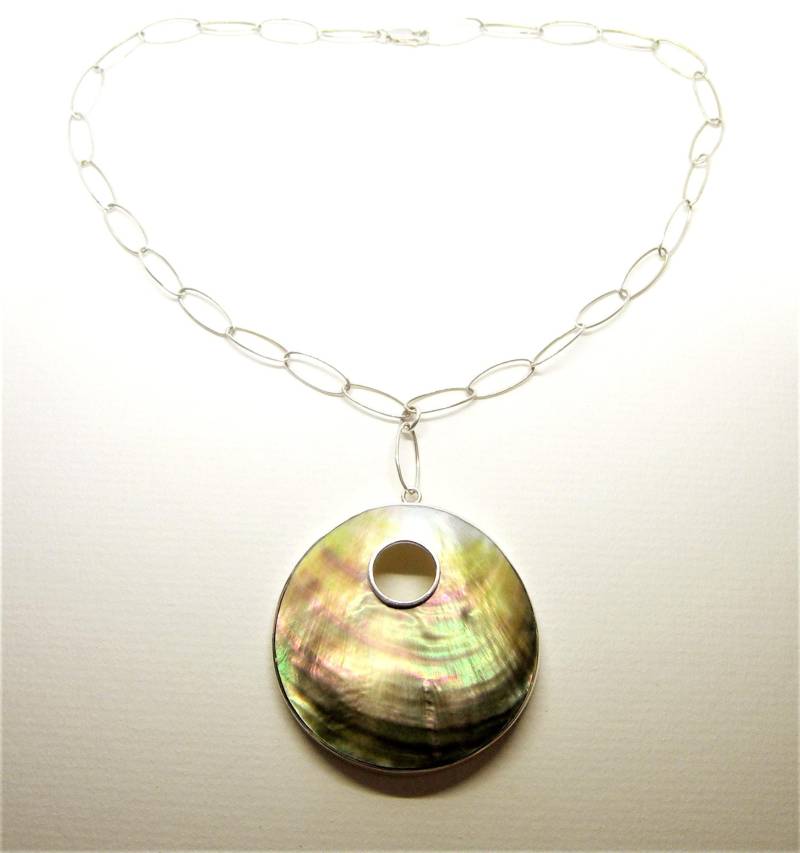 Großer Modernist Silber Anhänger Kette Mit Perlmutt Anhänger Im Boho-Hippie-stil von Lovenna