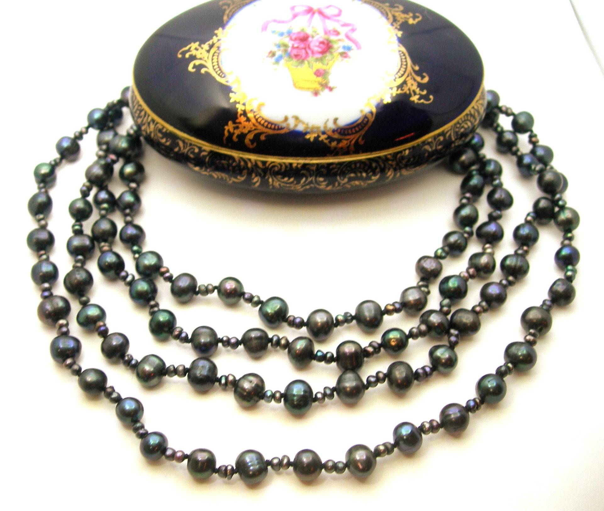 Lange Schwarze Süsswasserperlen Kette in Limoges Porzellandose von LovennaBoutique