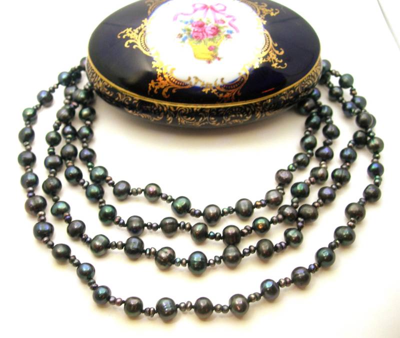 Lange Schwarze Süsswasserperlen Kette in Limoges Porzellandose von LovennaBoutique