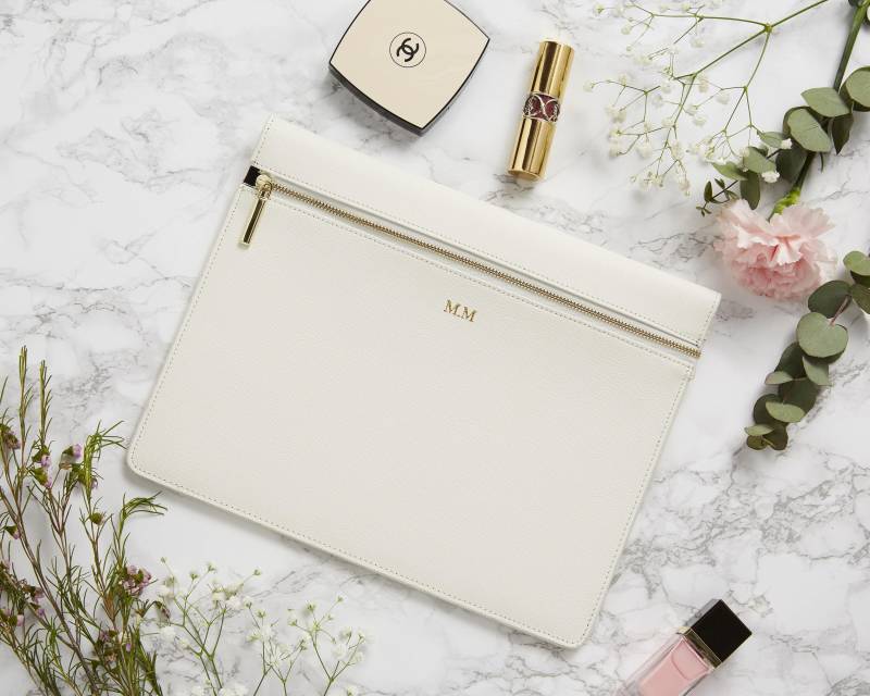 Gebrochen Weiße Clutch Mit Initialen von LoverOfLuxe