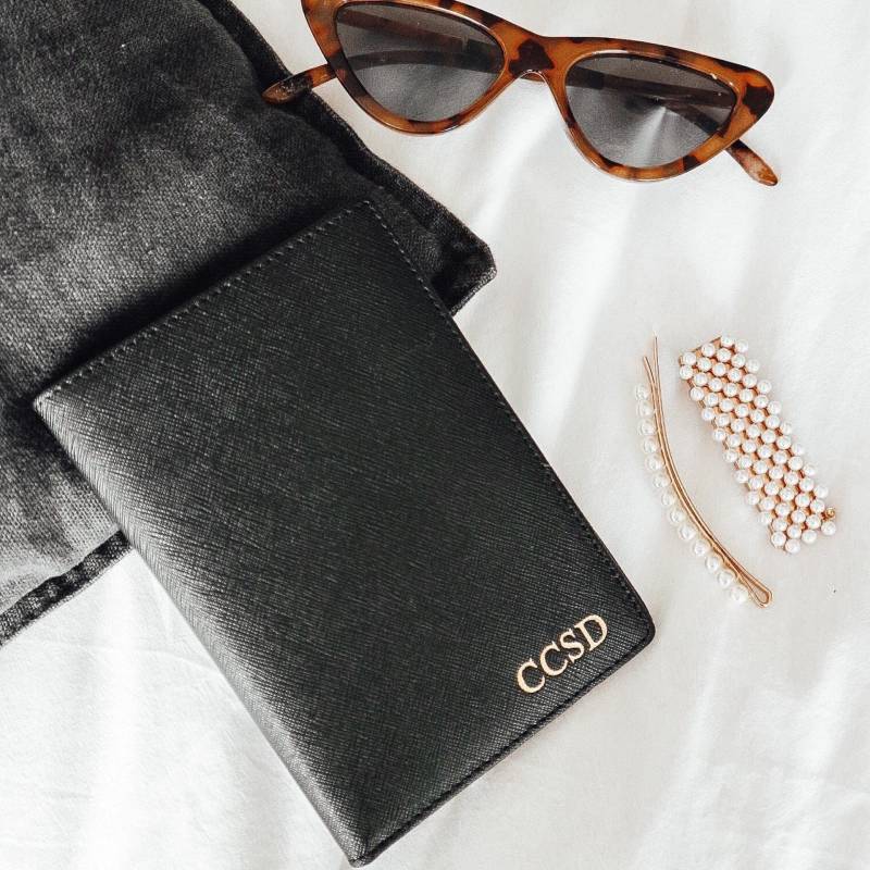 Personalisierte Saffiano Leder Passport Brieftasche - Monogramm Reisegeschenk von LoverOfLuxe