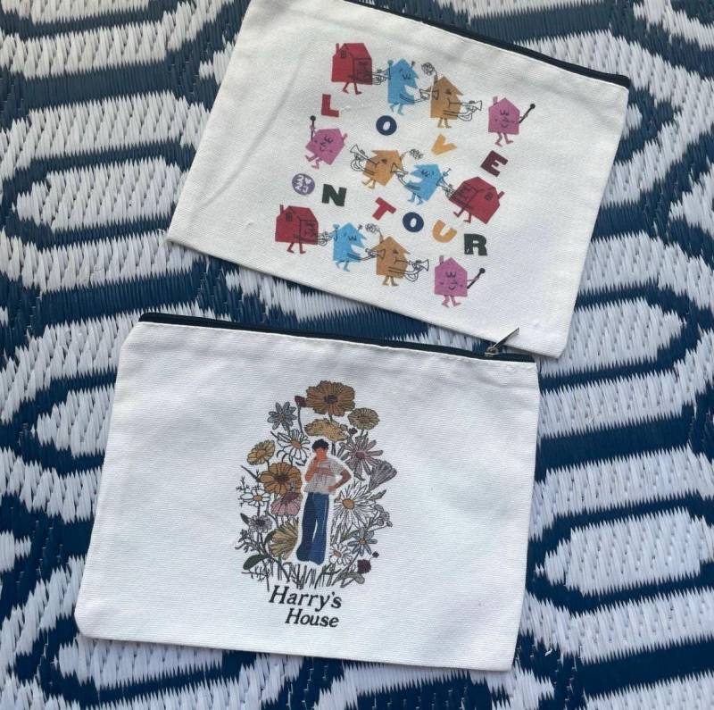 Bunter Jutebeutel Harry Styles Fanart Love On Tour Geschenk Set Kosmetiktasche Baumwolle von LoversClubEU