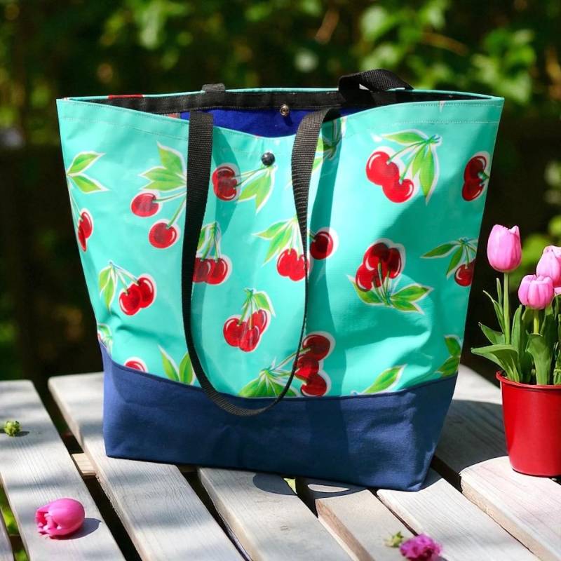Große Türkise Kirschblüten Strandtasche Aus Wachstuch von Loveshine
