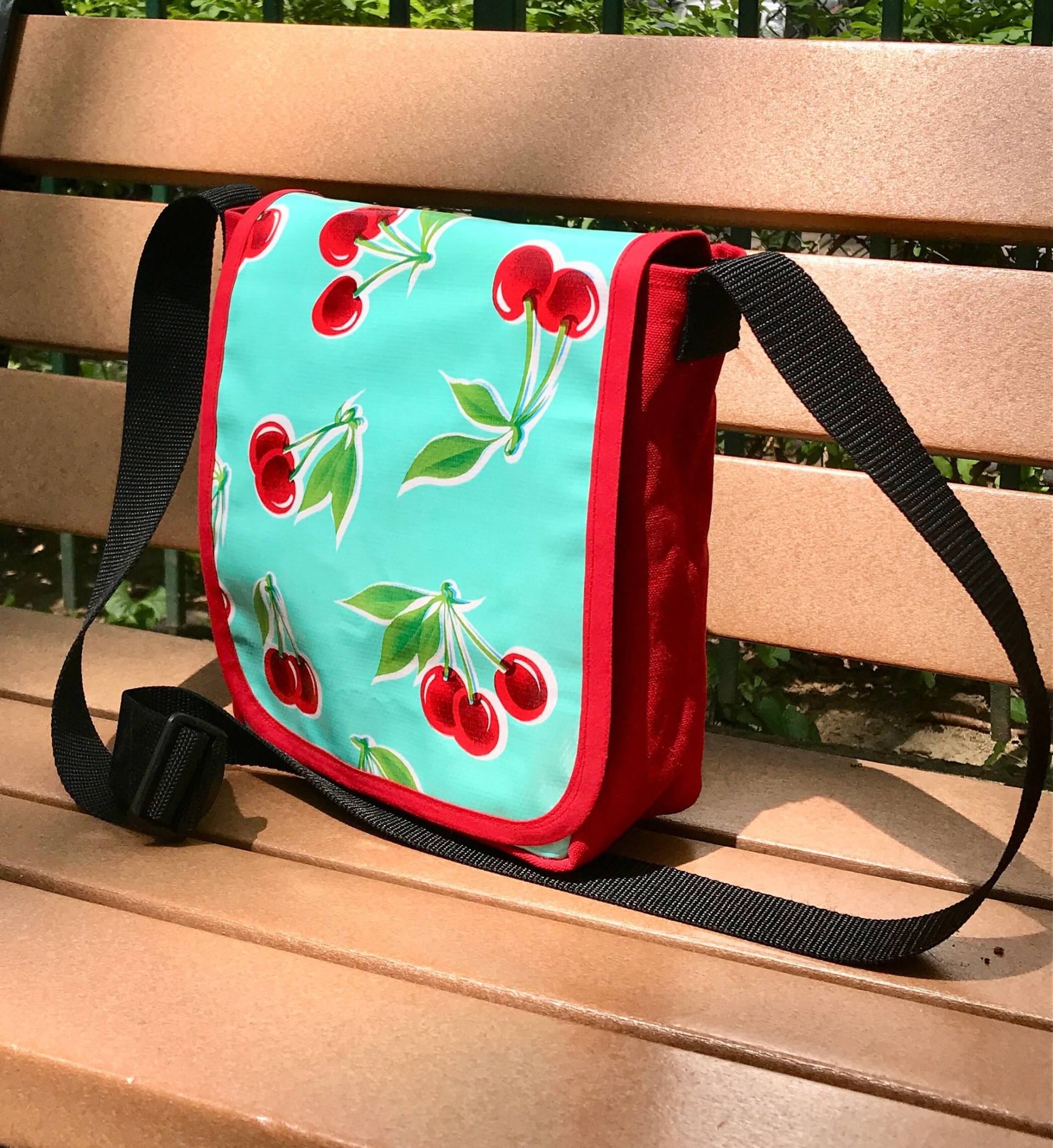 Messenger Bag, Tagestasche, Crossbody-Kurier, Türkiskirsche, Wachstuch Und Rotem Canvas von Loveshine