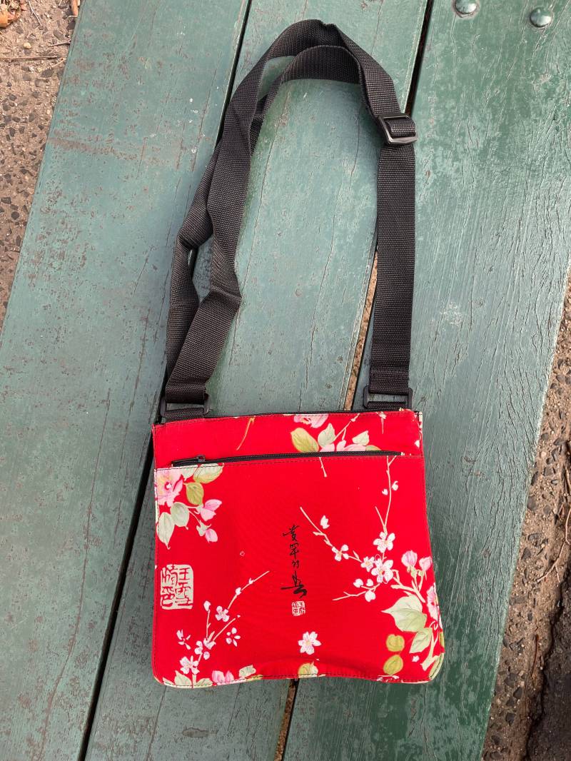 Rote Pflaumenblüten Umhängetasche von Loveshine