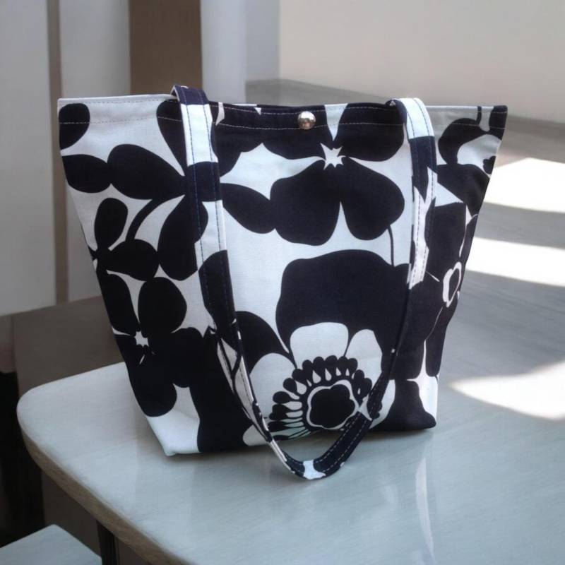 Schwarz-Weiße Einkaufstasche Aus Baumwolle Mit Blumenmuster von Loveshine